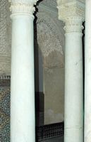 Les tombeaux des Saâdiens à Marrakech au Maroc. Salle des douze colonnes. Cliquer pour agrandir l'image.