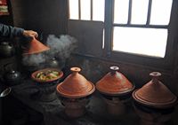 La ville d'Oukaïmeden au Maroc. Cuisine maison berbère, vallée Ourika. Cliquer pour agrandir l'image.