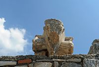 Le quartier civique d’Éphèse en Anatolie. Chapiteau à tête de taureau du portique basilique. Cliquer pour agrandir l'image dans Adobe Stock (nouvel onglet).