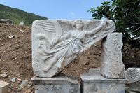 Le quartier résidentiel d'Éphèse en Anatolie. Bas-relief de Niké de la Porte d'Héraclès. Cliquer pour agrandir l'image dans Adobe Stock (nouvel onglet).