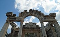 Le quartier résidentiel d'Éphèse en Anatolie. Le temple d'Hadrien. Cliquer pour agrandir l'image dans Adobe Stock (nouvel onglet).