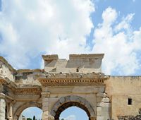 Le quartier du théâtre d'Éphèse en Anatolie. La porte de Mazeus et de Mithridate. Cliquer pour agrandir l'image dans Adobe Stock (nouvel onglet).