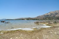 Le site archéologique d'Héraclée en Anatolie. Le site vu depuis la rive orientale du lac. Cliquer pour agrandir l'image dans Adobe Stock (nouvel onglet).