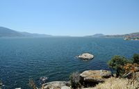Le site archéologique d'Héraclée en Anatolie. Le lac de Bafa vu depuis la nécropole carienne. Cliquer pour agrandir l'image dans Adobe Stock (nouvel onglet).