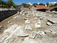 Le mausolée du roi Mausole à Halicarnasse (Bodrum) en Anatolie. Les fondations du mausolée. Cliquer pour agrandir l'image dans Adobe Stock (nouvel onglet).