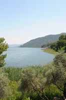 La ville de Dalyan en Anatolie. Le lac de Koycegiz près de Sultaniye. Cliquer pour agrandir l'image dans Adobe Stock (nouvel onglet).