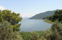 La ville de Dalyan en Anatolie. Le lac de Koycegiz près de Sultaniye. Cliquer pour agrandir l'image dans Adobe Stock (nouvel onglet).