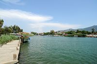 La ville de Dalyan en Anatolie. Quai à Çandir sur le canal de Dalyan. Cliquer pour agrandir l'image dans Adobe Stock (nouvel onglet).