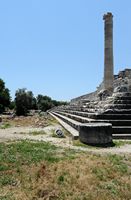 Le site de Didymes en Anatolie. Façade sud-est du temple. Cliquer pour agrandir l'image.