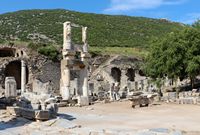 Le quartier civique d’Éphèse en Anatolie. Le temple de Domitien (auteur Bernard Gagnon). Cliquer pour agrandir l'image.