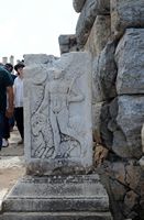 Le quartier résidentiel d'Éphèse en Anatolie. Bas-relief d'Hermès sur la voie des Courètes. Cliquer pour agrandir l'image.