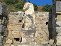 Le quartier résidentiel d'Éphèse en Anatolie. La statue de Scholastikia dans les thermes de Varius (auteur Sailko). Cliquer pour agrandir l'image.