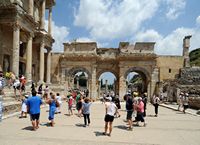 Le quartier du théâtre d'Éphèse en Anatolie. La porte de Mazeus et de Mithridate. Cliquer pour agrandir l'image.