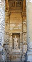 Le quartier du théâtre d'Éphèse en Anatolie. La statue de la Sagesse de la bibliothèque de Celsus (auteur Sailko). Cliquer pour agrandir l'image.