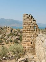 Le site archéologique d'Héraclée en Anatolie. Une tour et un pan de courtine de la muraille (auteur Wolfgang Glock). Cliquer pour agrandir l'image.