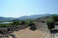 Le site archéologique de Kaunos en Anatolie. La scène du théâtre. Cliquer pour agrandir l'image.