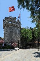 Le château Saint-Pierre à Bodrum en Anatolie. La tour du port. Cliquer pour agrandir l'image.