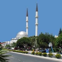 La presqu'île de Bodrum en Anatolie. La mosquée de Turgut Reis (auteur Bazylek). Cliquer pour agrandir l'image.