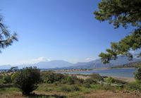 La ville de Dalyan en Anatolie. La plage d'Iztuzu (auteur Elelicht). Cliquer pour agrandir l'image.