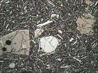 Basalte. Lame de basalte en LPNA. Cliquer pour agrandir l'image.