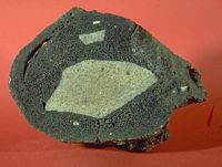 Basalte. Bombe à coeur de péridotite. Cliquer pour agrandir l'image.