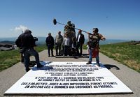 Puy de Dôme. histoire du volcan, Des descendants d'Eugène Renaux devant le monument commémorant son exploit. Cliquer pour agrandir l'image.