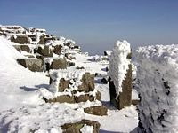 Le Temple de Mercure du Puy de Dôme. Vestiges sous la neige. Cliquer pour agrandir l'image.