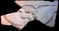 Le Temple de Mercure du Puy de Dôme. Parement de marbre à motif de dauphins découvert au Puy de Dôme. Cliquer pour agrandir l'image.