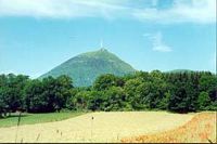 Le Puy de Dôme en Auvergne. En été. Cliquer pour agrandir l'image.