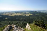 Le Puy de Laschamp en Auvergne. Le puy et la plaine de Laschamp vus depuis le Puy de Dôme. Cliquer pour agrandir l'image.