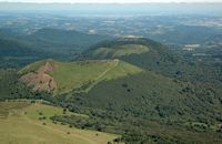 Le Puy des Goules en Auvergne. Le puy Pariou vu depuis le Puy de Dôme. Cliquer pour agrandir l'image.