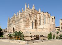De kathedraal van Palma de Mallorca - De zuidelijke voorgevel. Klikken om het beeld te vergroten in Adobe Stock (nieuwe tab).