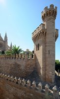 Het paleis van de Almudaina van Palma de Mallorca - Toren van hoek. Klikken om het beeld te vergroten in Adobe Stock (nieuwe tab).