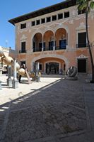 El palacio de marzo en Palma de Mallorca - La fachada del palacio. Haga clic para ampliar la imagen en Adobe Stock (nueva pestaña).