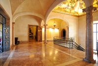 El palacio de marzo en Palma de Mallorca - El rellano del primer piso. Haga clic para ampliar la imagen en Adobe Stock (nueva pestaña).