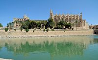 De wijk van de kathedraal van Palma de Mallorca - Het paleis van de Almudaina en de kathedraal. Klikken om het beeld te vergroten in Adobe Stock (nieuwe tab).