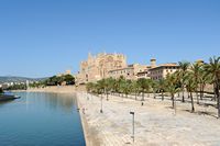 Le quartier de la cathédrale de Palma de Majorque. Le palais de l'Almudaina et la cathédrale. Cliquer pour agrandir l'image dans Adobe Stock (nouvel onglet).
