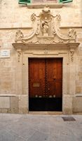 Le quartier de la cathédrale de Palma de Majorque. L'hospice de la Fraternité Saint-Pierre et Saint-Bernard. Cliquer pour agrandir l'image dans Adobe Stock (nouvel onglet).