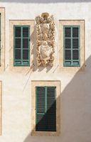 De wijk van de kathedraal van Palma de Mallorca - De zonnewijzer van het bisschoppelijk paleis. Klikken om het beeld te vergroten in Adobe Stock (nieuwe tab).