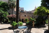Het zuidoosten van de oude stad van Palma de Mallorca - Tuinen van de Arabische baden. Klikken om het beeld te vergroten in Adobe Stock (nieuwe tab).