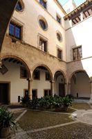 Der Südwesten der Altstadt von Palma - Estudi General Lullià. Klicken, um das Bild in Adobe Stock zu vergrößern (neue Nagelritze).