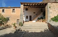Dorf Alqueria Blanca auf Mallorca - Die Veranda des Heiligtums Unserer Lieben Frau vom Trost. Klicken, um das Bild in Adobe Stock zu vergrößern (neue Nagelritze).