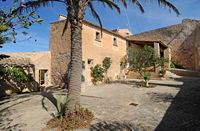 Village Alqueria Blanca Mallorca - El patio de la ermita de Nuestra Señora de la Consolación. Haga clic para ampliar la imagen en Adobe Stock (nueva pestaña).