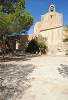 Le village d'Alquéria Blanca à Majorque. La terrasse du sanctuaire Notre-Dame de la Consolation. Cliquer pour agrandir l'image dans Adobe Stock (nouvel onglet).