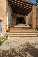 Dorf Alqueria Blanca auf Mallorca - Die Veranda des Heiligtums Unserer Lieben Frau vom Trost. Klicken, um das Bild in Adobe Stock zu vergrößern (neue Nagelritze).