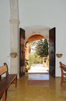 Village Alqueria Blanca en Mallorca - El pórtico del santuario de Nuestra Señora de la Consolación. Haga clic para ampliar la imagen en Adobe Stock (nueva pestaña).