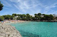Het dorp Cala d'Or in Majorca - Het strand van Cala Gran. Klikken om het beeld te vergroten in Adobe Stock (nieuwe tab).