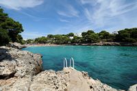 El pueblo de Cala d'Or en Mallorca - La Cala Gran. Haga clic para ampliar la imagen en Adobe Stock (nueva pestaña).