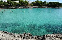 El pueblo de Cala d'Or en Mallorca - La Cala Gran. Haga clic para ampliar la imagen en Adobe Stock (nueva pestaña).