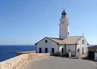 Le village de Cala Rajada à Majorque. Le phare de Capdepera. Cliquer pour agrandir l'image dans Adobe Stock (nouvel onglet).